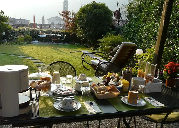 לינה וארוחת בוקר Relais Garden Lecco ואלמדררה